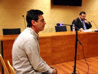 Alfonso Fernández Berja , ahir al judici i, a darrere, el seu advocat, Josep Maria Pino ACN