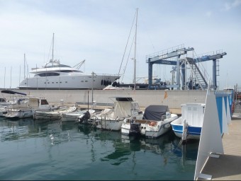 Imatge de les instal·lacions del port de Mataró amb la zona de reparació d'iots al fons. T.M