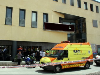 Dispositiu policial a les portes de la Biblioteca i l'Ajuntament de Sant Feliu de Codines ACN