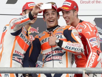 Dani Pedrosa es fa una foto amb Marc Márquez i Andrea Dovizioso en el podi d'Austin EFE