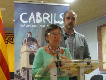 L'alcaldessa de Cabrils, Lina Morales i el president de l'ACM, Miquel Buch, durant una roda de premsa el passat abril per valorar l'aixecament de la suspensió de l'acord per cedir el padró MARIA TERESA MÁRQUEZ