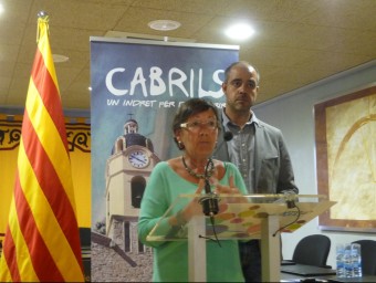 L'alcaldessa de Cabrils, Lina Morales i el president de l'ACM, Miquel Buch, en una roda de premsa a l'abril MARIA TERESA MÁRQUEZ / ARXIU