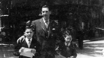 Agustí Planas -a la dreta- amb el seu pare i els seu germà en una foto de principi dels anys cinquanta