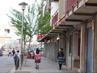 El carrer del Mig és el centre neuràlgic del barri i a on a la tarda s'hi concentren nens i veïns. J. FERNANDEZ