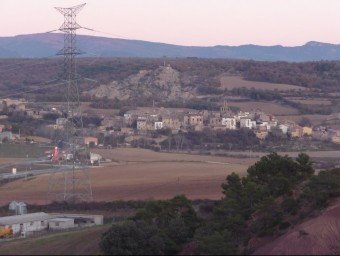 Figuerola d'Orcau , amb els terrenys en primer terme comprats per REE per construir-hi la subestació que enllaçarà la nova MAT amb les existents D. MARÍN