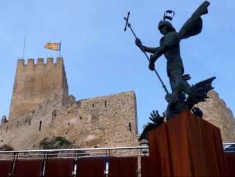 Monument a Sant Jordi a la vora del Castell. B. SILVESTRE