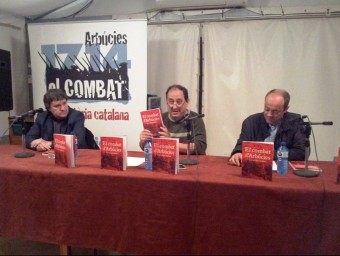 Pere Garriga, amb Jordi Creus, en la presentació del llibre. EL PUNT
