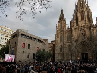 Desenes de persones han seguit la cerimònia per Tito Vilanova des de l'exterior de la Catedral a través d'unes pantalles gegants, aquest dilluns a Barcelona MARTA PÉREZ / EFE