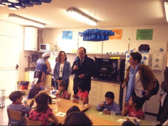 El president de la Diputació durant la visita que va fer ahir als mòduls de l'escola de Vilanant RL PUNT AVUI