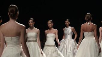 Una desfilada de moda nupcial corresponent a una edició anterior de Barcelona Bridal Week ALBERT GEA / REUTERS