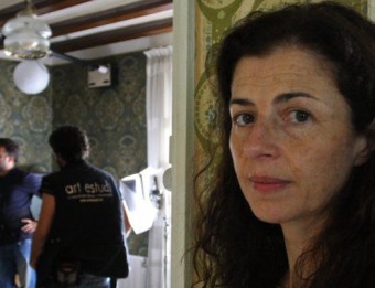 Mercè Pons (Sara, al film), en una pausa del rodatge que ha tingut lloc aquests dies a un pis del carrer Ciutadans de Girona LLUÍS SERRAT
