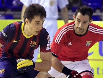 Pascual porta la bola contra el Benfica EFE / A. DALMAU