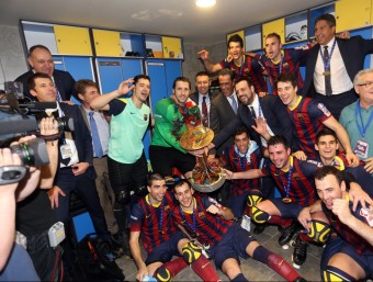 La plantilla del Barça i el president, amb la copa QUIM PUIG