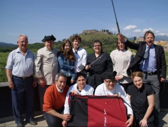 Representants de restaurants que participen en la mostra del Tricentenari, amb el castell d'Hostalric al fons. EL PUNT