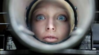 Caity Lotz intrepreta The Machine, un personatge mig humà i mig cibernètic inspirat en diversos films de ciència-ficció ALIMPRO FILMS