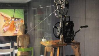El projector del Museu del Cinema DE L'ANY 1912 S'EXPOSA A L'APARADOR DE CAL REI D.V