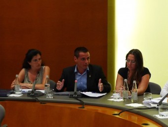 Els tres regidors del PSC a Lloret de Mar, amb Joan Bernat, el seu portaveu, intervenint en un ple. NURI FORNS