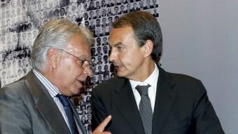 González i Zapatero, expresidents del govern espanyol i exsecretaris generals del PSOE.  EFE
