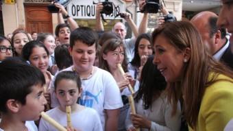 Uns nens toquen la flauta davant d'Alícia Sánchez-Camacho, presidenta del PPC, mentre facampanya als carrers de Reus ACN