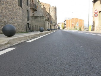 Una imatge de l'avinguda Coronel Estrada (o travessera d'Hostalric), amb la calçada renovada LA SELVA COMUNICA