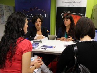 Unes estudiants entreguen el currículum a una de les empreses participants al fòrum. JORDI MARSAL/ACN