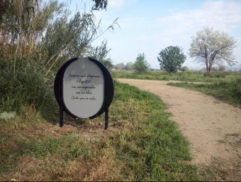 Detall d'una de les estructures instal·lades en el parc fluvial de la Tordera amb un missatge que convida a la reflexió. AJ. DE PALAFOLLS