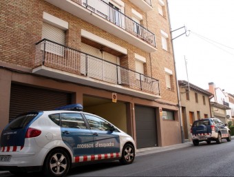 Dos cotxes dels Mossos aparcats al davant del lloc on han passat els fets, aquest dijous a Puig-reig ACN