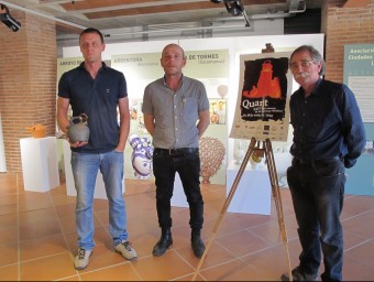 Mora, Lloret i Carrera amb el càntir i el cartell de l'edició d'aquest any J.N