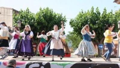 El grup de danses de Llocnou participa en la Trobada. EL PUNT AVUI