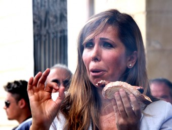 Alícia Sánchez-Camacho, presidenta del PP català, menja botifarra en un acte de Mollet del Vallès ACN