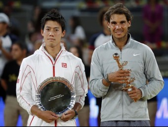 Nishikori i Nadal , amb els trofeus al Masters 1000 de Madrid SUSANA VERA / REUTERS