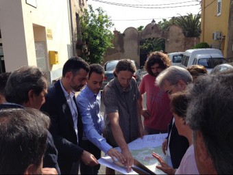 El conseller Santi Vila amb els càrrecs electes dels pobles afectats, aquest dissabte passat a Garrigàs EL PUNT AVUI