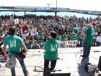 Milers de persones es van manifestar el passat octubre al port de les Cases d'Alcanar. E.MAGRE/ ARXIU