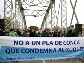 Concentració de protesta al pont vell d'Alzira. EL PUNT AVUI