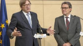 El candidat liberal a presidir la Comissió Europea, Guy Verhofstadt, i el president de la Generalitat, Artur Mas, aquest dimecres a Barcelona JOSEP LOSADA