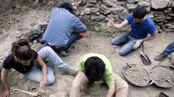 Uns arqueòlegs treballen en la fossa comuna de Gurb, amb víctimes de la Guerra Civil EL PUNT AVUI