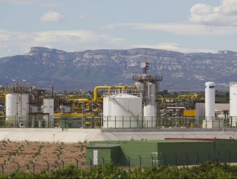 La planta terrestre d'Escal UGS es connecta mitjançant un gasoducte, una part del qual submarí, amb la plataforma marina. J.C.LEÓN /ARXIU