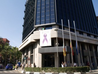 Façana de l'edifici de l'Ajuntament amb elllaç contra la violència de gènere. ESCORCOLL