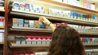 Una dona compra tabac, un producte que causa sis milions de morts l'any a tot el món JOAN SABATER