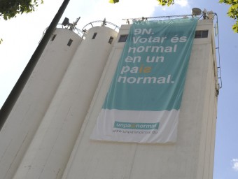 La pancarta , de 20 per 9 metres, penja d'un dels edificis més alts de Mollet i hi estarà fins el 9 de novembre, coincidint amb la consulta RAMON FERRANDIS / EL 9 NOU