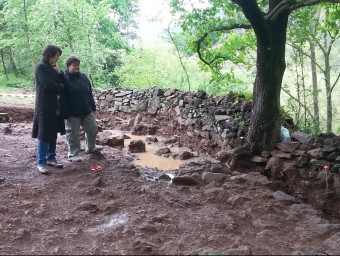 Dues de les responsables de les excavacions amb la paret ibèrica que s'ha trobat al Boscarró. J.C