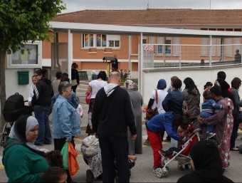 Familiars, recollint alumnes a l'escola Mare de Déu dels Socors, fa un mes LLUÍS SERRAT