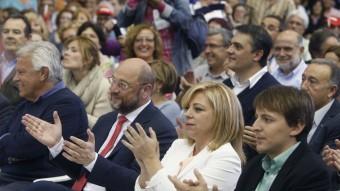 Felipe González, Martin Shulz, Elena Valenciano i Javi López aplaudeixen en un moment del mítin de final de campaña celebrat ahir a Barcelona ORIOL DURAN