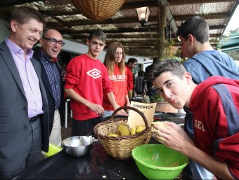 Alguns estudiants, en una activitat. A l'esquerra, el president del consell de la Selva, Salvador Balliu. LLUÍS SERRAT