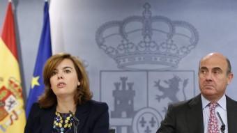 La vicepresidenta del govern espanyol, Soraya Sáenz de Santamaría, i el ministre d'Economia, Luis de Guindos, a la roda de premsa posterior al Consell de Ministres EFE