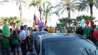 Els cotxes oficials de la comitiva del PP, envoltats per manifestants el dimecres a Vilanova i la Geltrú ACN