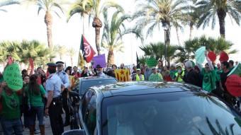 Els vehicles oficials de la comitiva del PP, envoltats per manifestants el passat dimecres a Vilanova i la Geltrú ACN