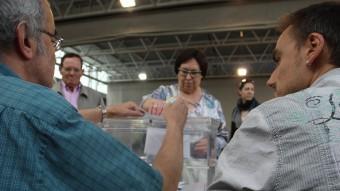 Una dona vota a un col·legi electoral de Girona LLUÍS SERRAT