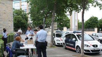 Agents dels Mossos fan retirar una de les meses del Multireferèndum, aquest diumenge a Girona ACN