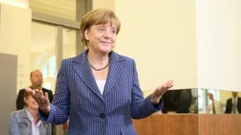 Angela Merkel després de dipositar el vot a l'urna